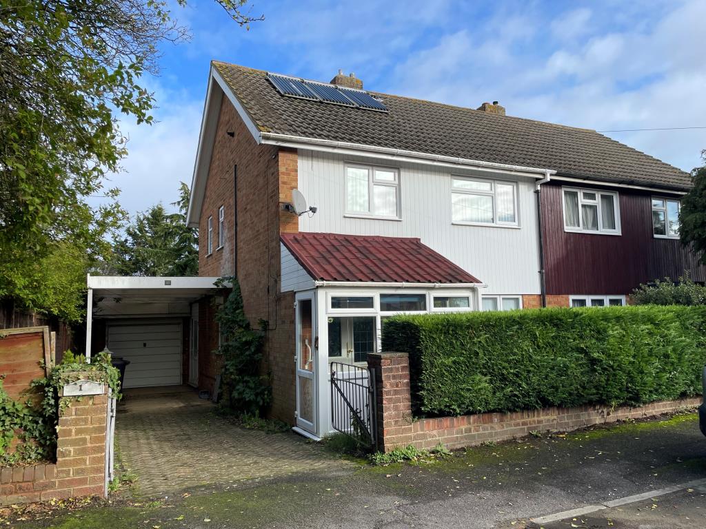Lot: 7 - SEMI-DETACHED HOUSE FOR REFURBISHMENT - Semi detached house with garage and driveway